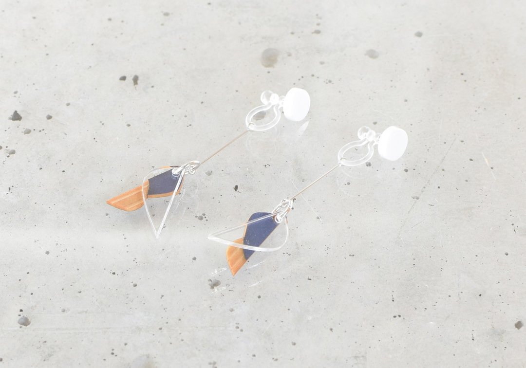 Small hane Clip-On/ WHITE × NAVY - 耳环/耳夹 - 木头 蓝色