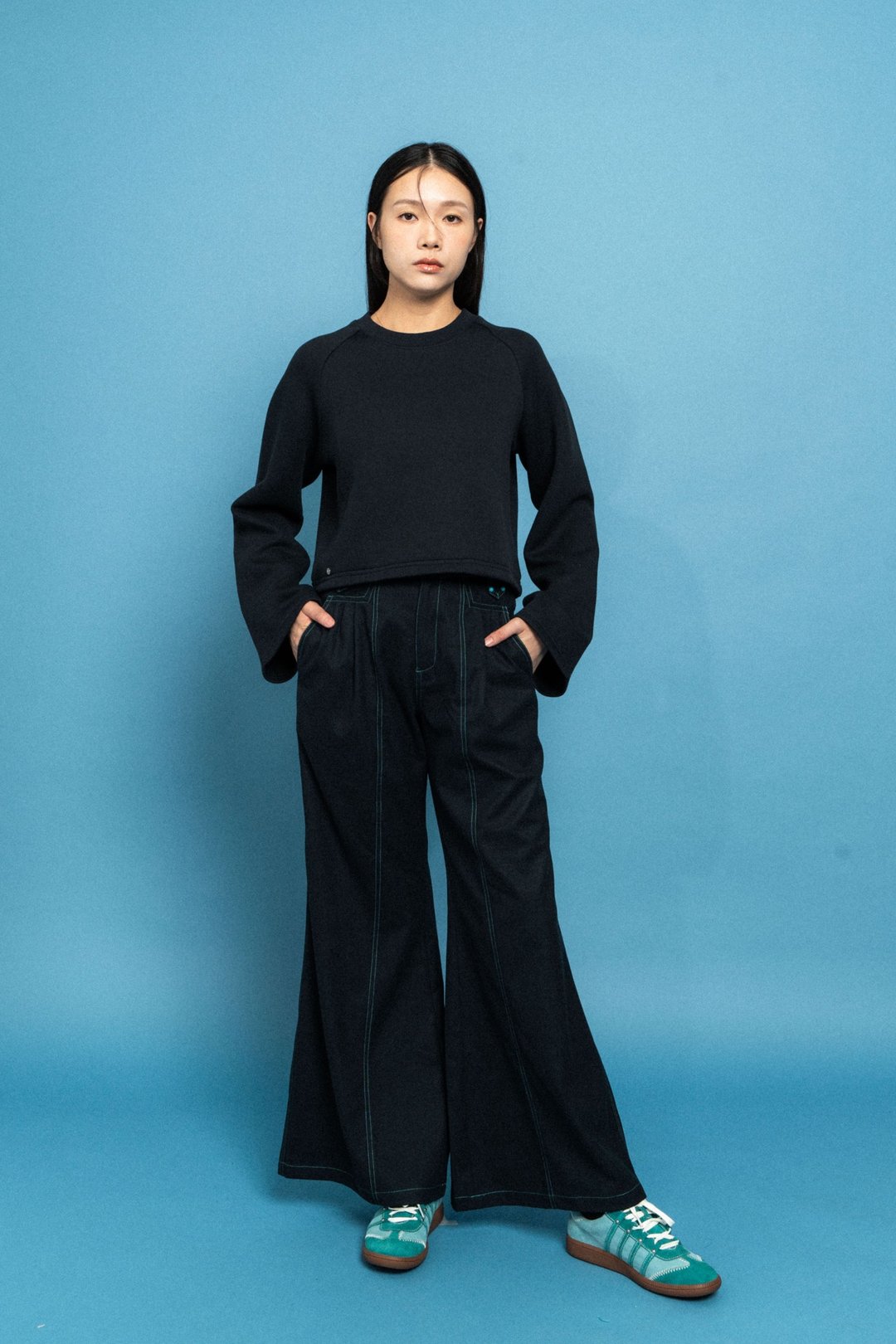 黑色短版卫衣 Black Sleeve Crop Sweatshirt - 女装上衣 - 棉 黑色