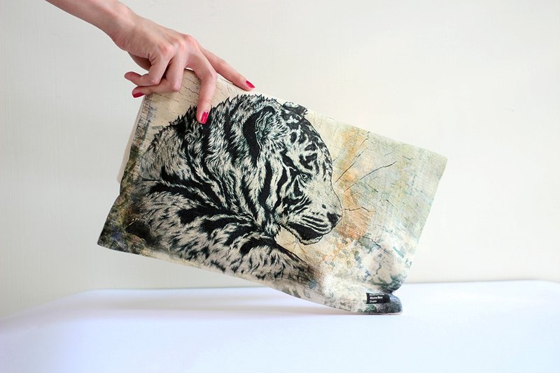 纯棉木扣手拿包  Rainforest雨林包－老虎款 - 手拿包 - 棉．麻 白色