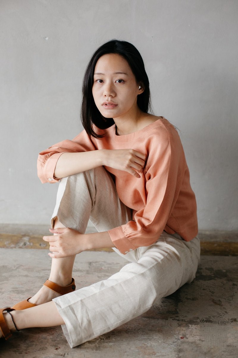 极简亚麻制圆领上衣-鲑鱼色 - 女装上衣 - 棉．麻 粉红色