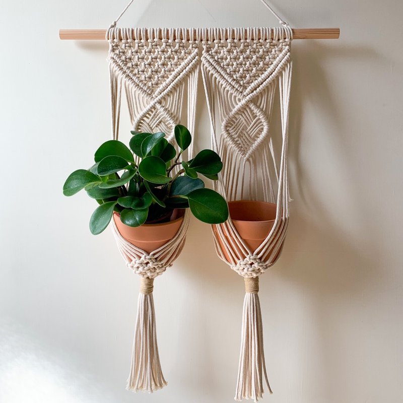 Macrame / Wall hanging / 中型植物壁挂 / 成双成对款 - 植栽/盆栽 - 棉．麻 白色