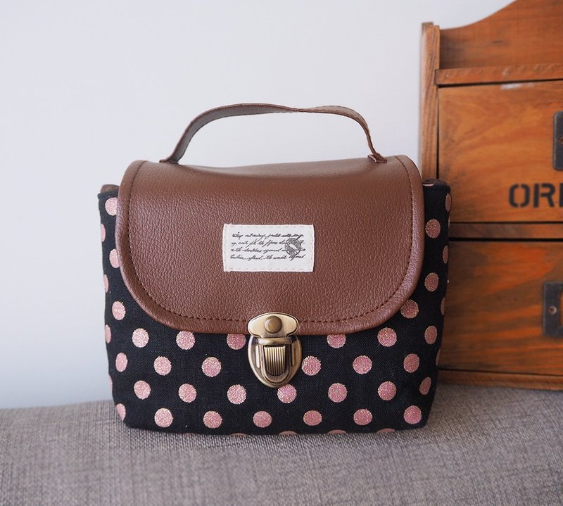 /现货/ 小相机包 手工厚铺棉相机包 类单小单眼 B26黑底橘粉点 - 相机包/相机袋 - 棉．麻 黑色