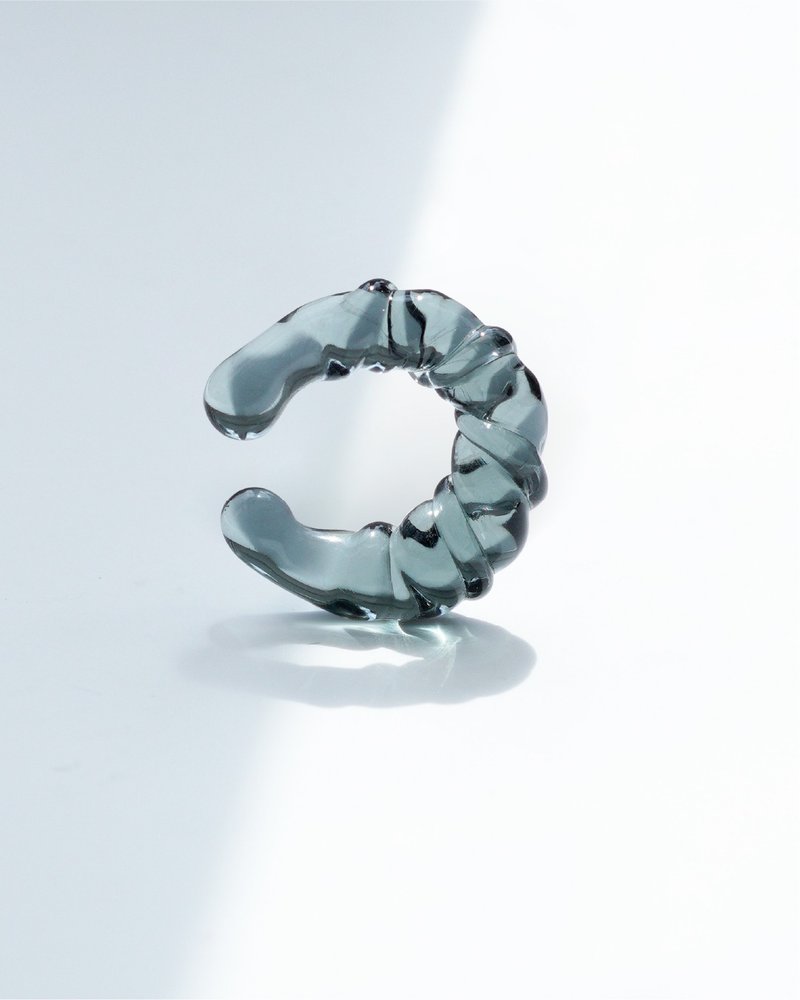 手工制麻花玻璃耳骨夹【炭色】 - 耳环/耳夹 - 玻璃 灰色