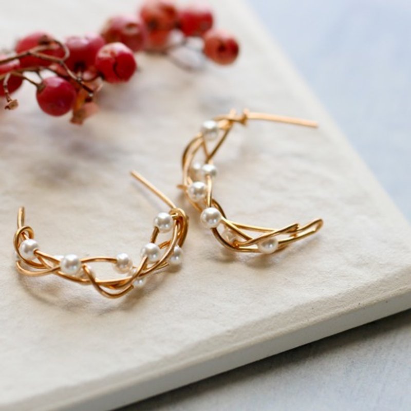【受注製作】14kgf Swarovski Pearl Twist Pierced Earrings 【gift box】 - 耳环/耳夹 - 贵金属 白色