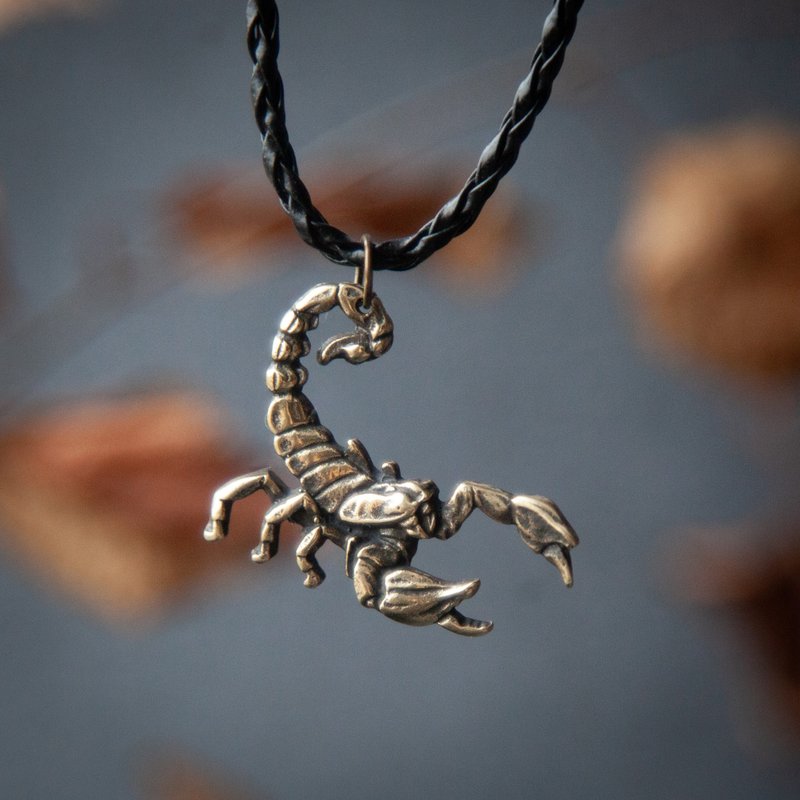 皮绳上的天蝎座吊坠。手工制作的珠宝。十二生肖项链。 - 项链 - 其他金属 橘色