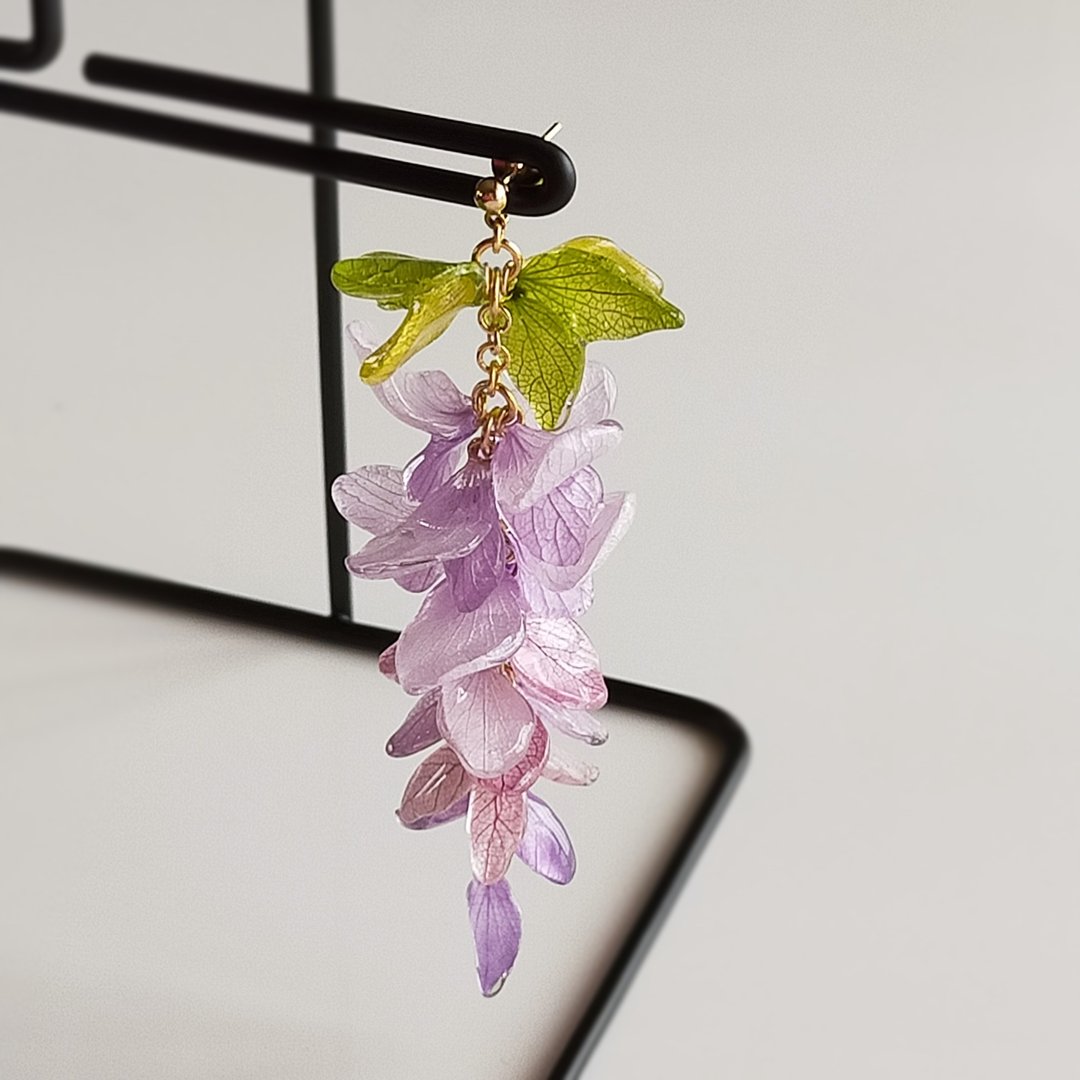 A real flower earring. One-and-only, precious gift from nature. - 耳环/耳夹 - 树脂 紫色