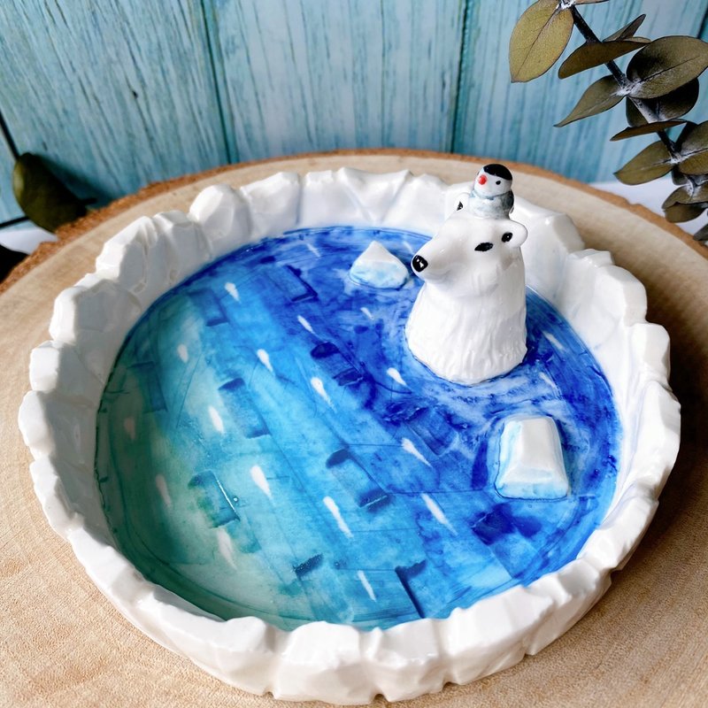 手捏盘-蓝海上的北极熊与燕鸥|手作陶艺|卡片代写 - 盘子/餐盘/盘架 - 瓷 蓝色