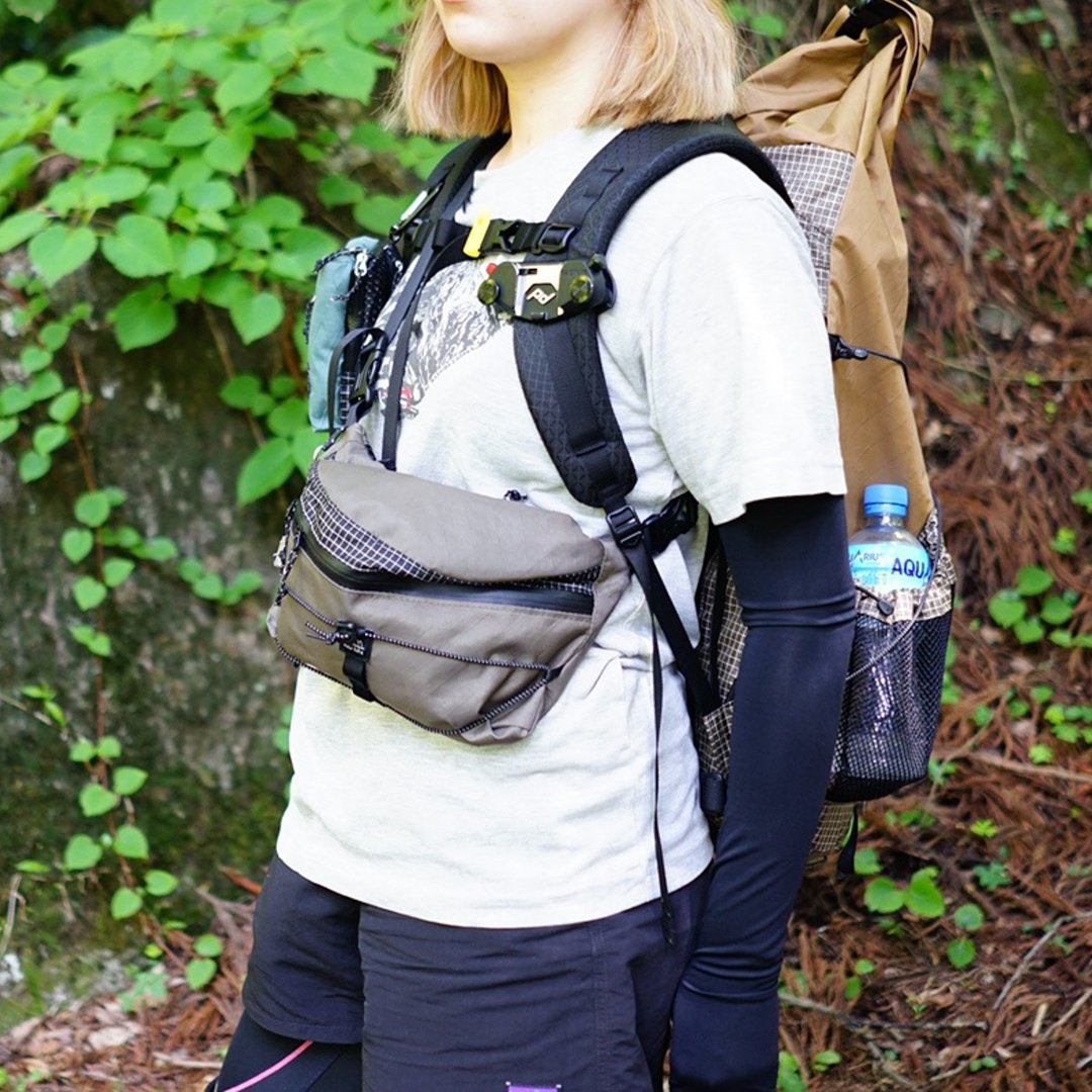 轻巧防水，旅行、日常、登山皆适用。多色可选【Hiker 斜背包・M】 / 登山・露营・户外・音乐祭・侧背包・斜背包・slowhike - 侧背包/斜挎包 - 环保材料 黑色