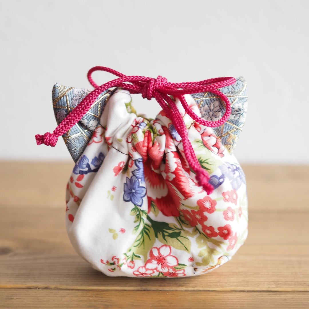 Cat-shaped Taiwanese flower lover pattern x silk fabric mini drawstring pouch (one piece work) - 化妆包/杂物包 - 棉．麻 白色