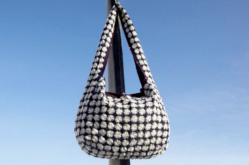 生日礼物 母亲节礼物 限量一件 手缝纯棉布侧背包 / 刺绣斜背包 / 手工刺绣肩背包 / 手缝蓝染包 / indigo手作包 - 蓝染indigo几何 浪漫花朵 - 侧背包/斜挎包 - 棉．麻 蓝色