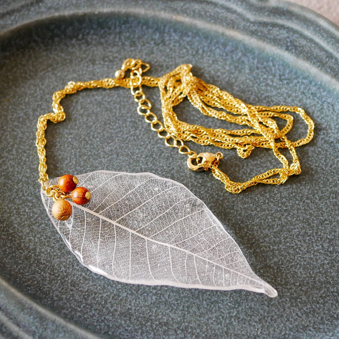 Leaf necklace with wood beads N-314 - 项链 - 树脂 透明
