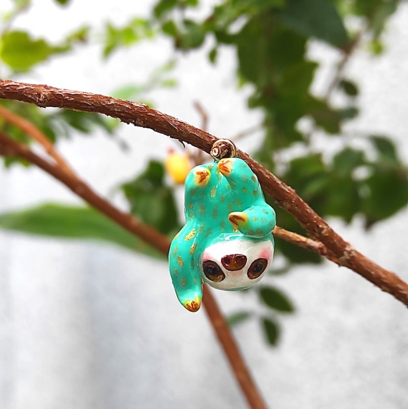 【mocca 饰品】树懒摘水梨项链 | 毛衣链 | 软陶 | 陶瓷感 | 插画 - 项链 - 陶 多色