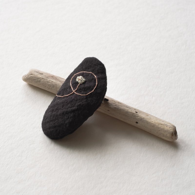 叶 音系列 ・刺绣胸针 - 胸针 - 棉．麻 黑色