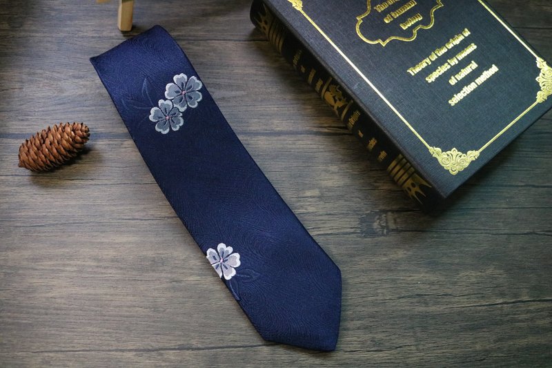 藍色暗紋花卉真絲領帶/典雅紳士裝necktie - 领带/领带夹 - 丝．绢 蓝色