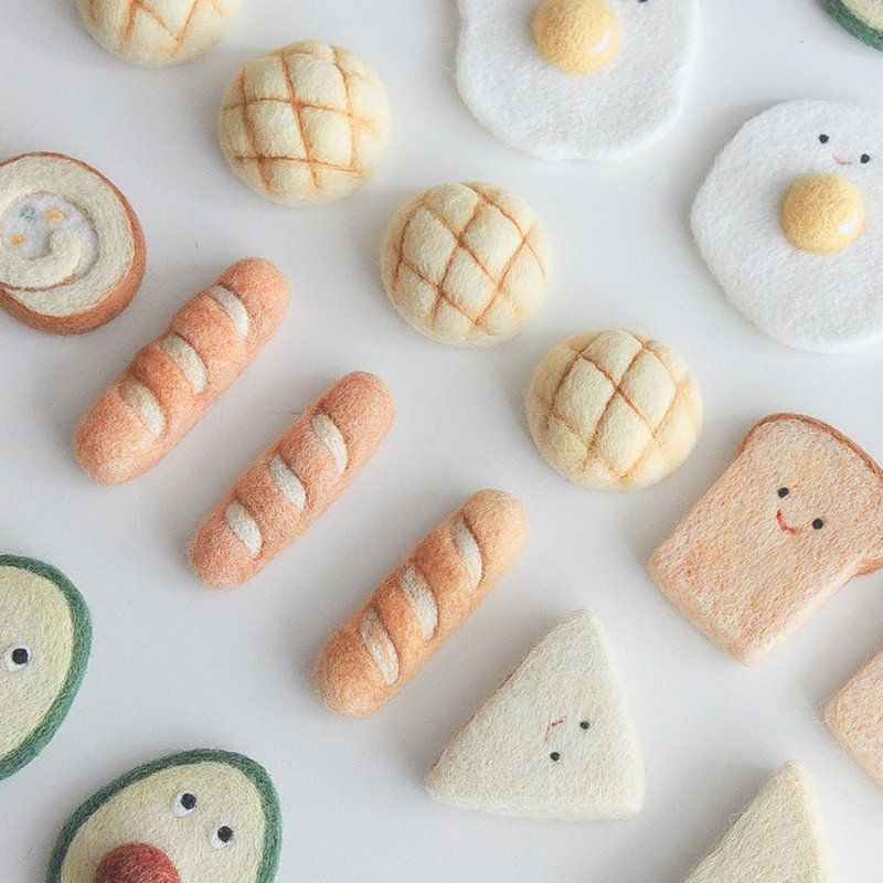 羊毛氈手作 好吃系列 法棍菠蘿包三明治 原創手工胸針/別針飾品 - 胸针 - 羊毛 白色