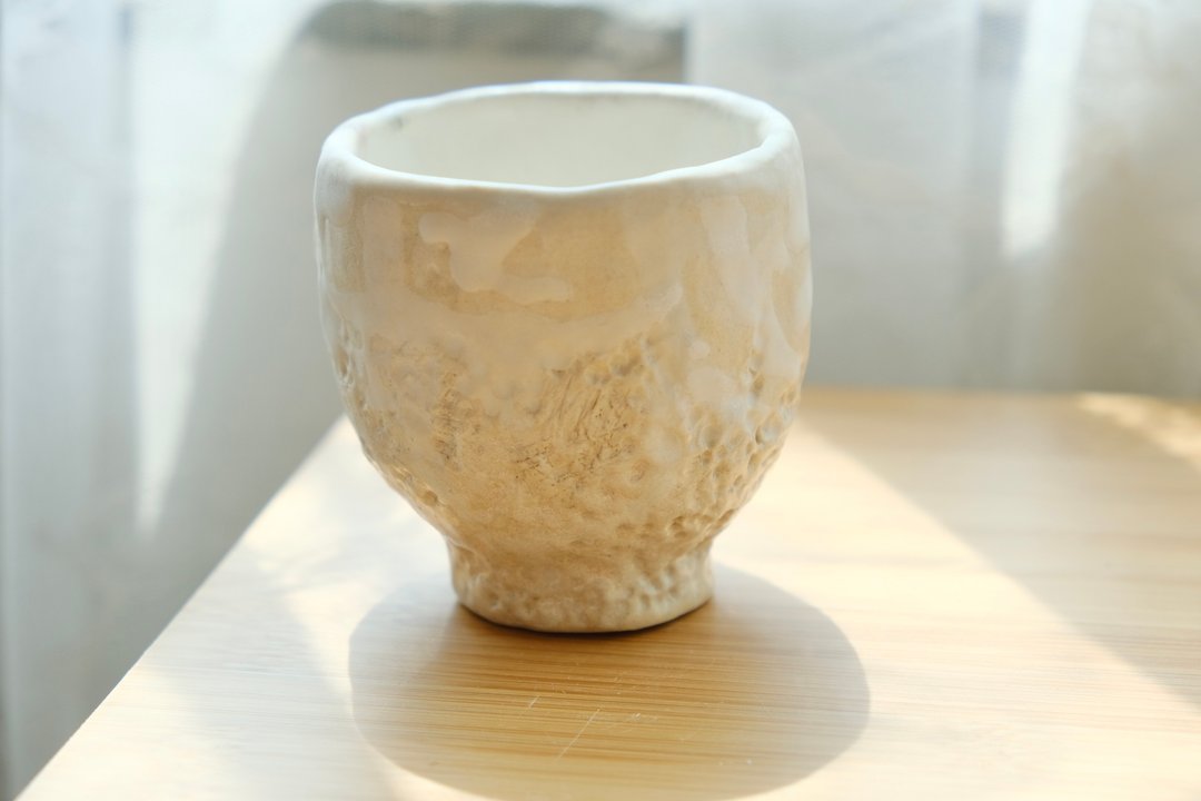 【情人节礼物】日本侘极风晨雾梦幻奶白茶碗茶杯/日式手感手捏陶 - 茶具/茶杯 - 陶 白色