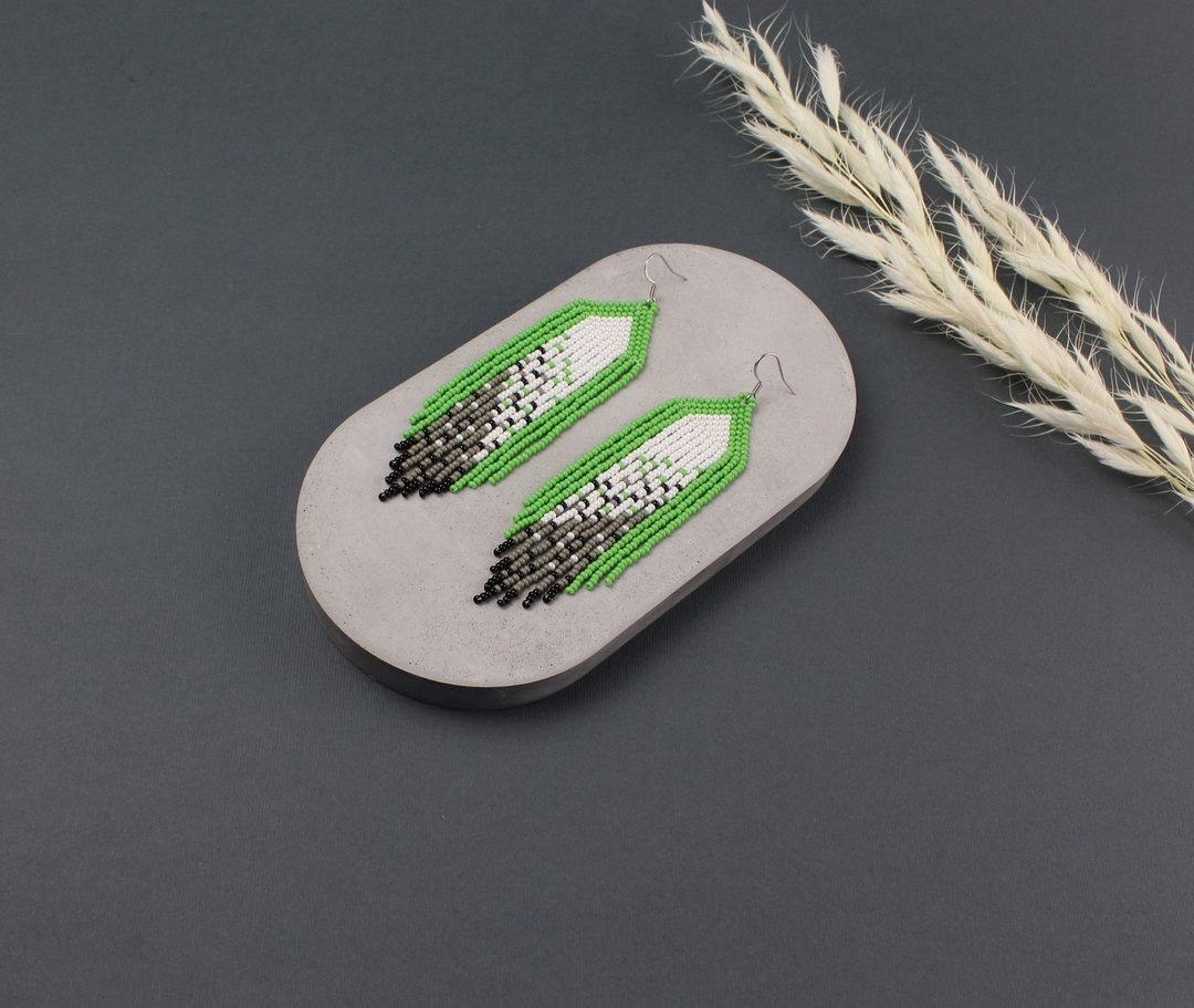 Beaded gradient earrings birthday gift for mom - 耳环/耳夹 - 玻璃 绿色