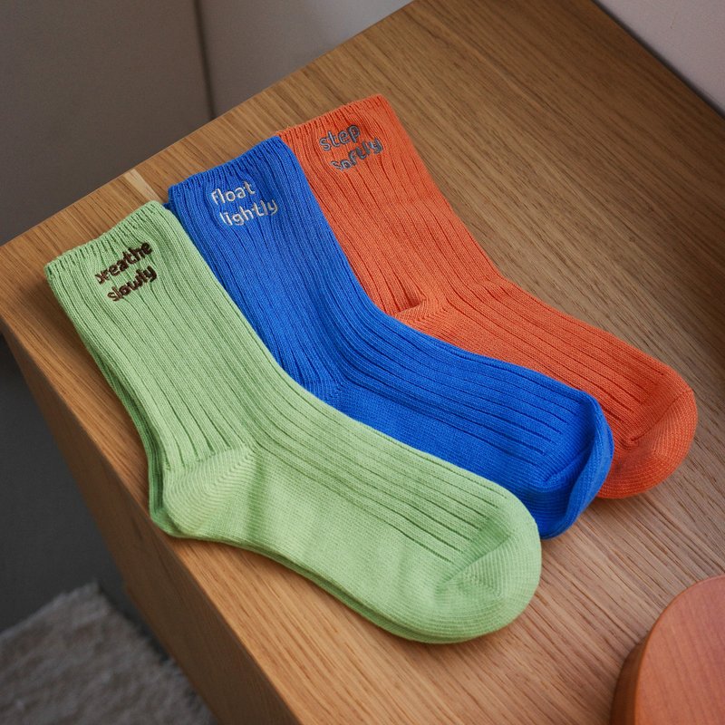 Step Softly 刺绣粗针织袜三件组 - 袜子 - 棉．麻 多色