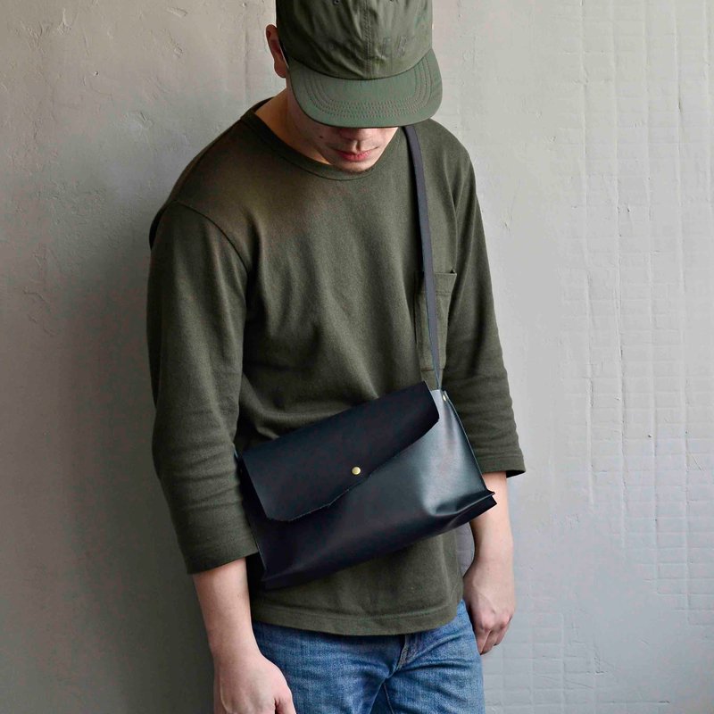 【流浪者的业务助理】进口牛皮侧背包 黑色植鞣皮革肩背包 斜背包 - 侧背包/斜挎包 - 真皮 黑色