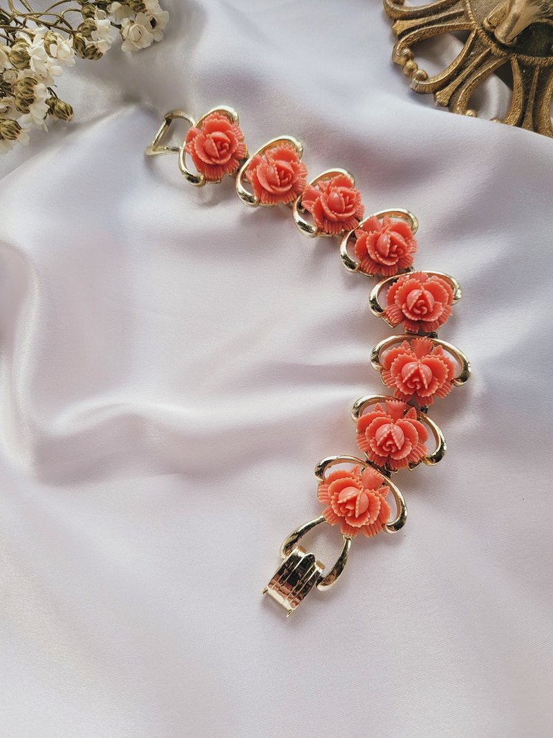 美国西洋古董饰品 / 60年代金色调珊瑚色玫瑰塑料花手链 古董首饰 - 手链/手环 - 其他材质 