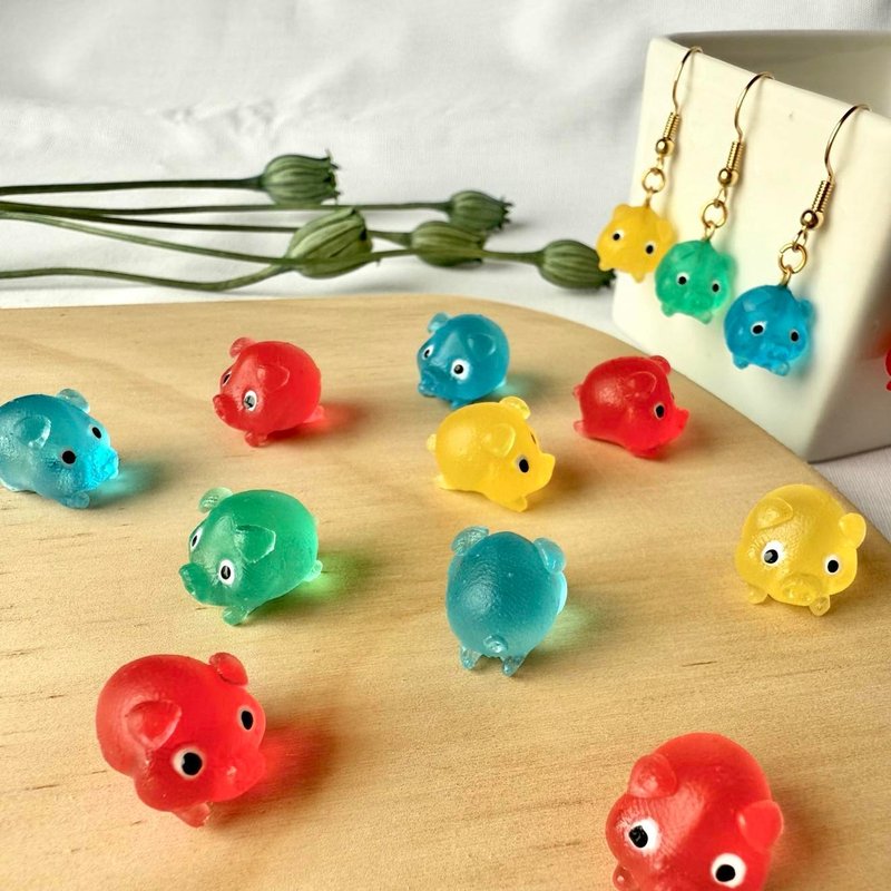 怀旧系列 | 手绘小猪存钱筒 手作耳环 耳夹 单支 多色 - 耳环/耳夹 - 树脂 多色