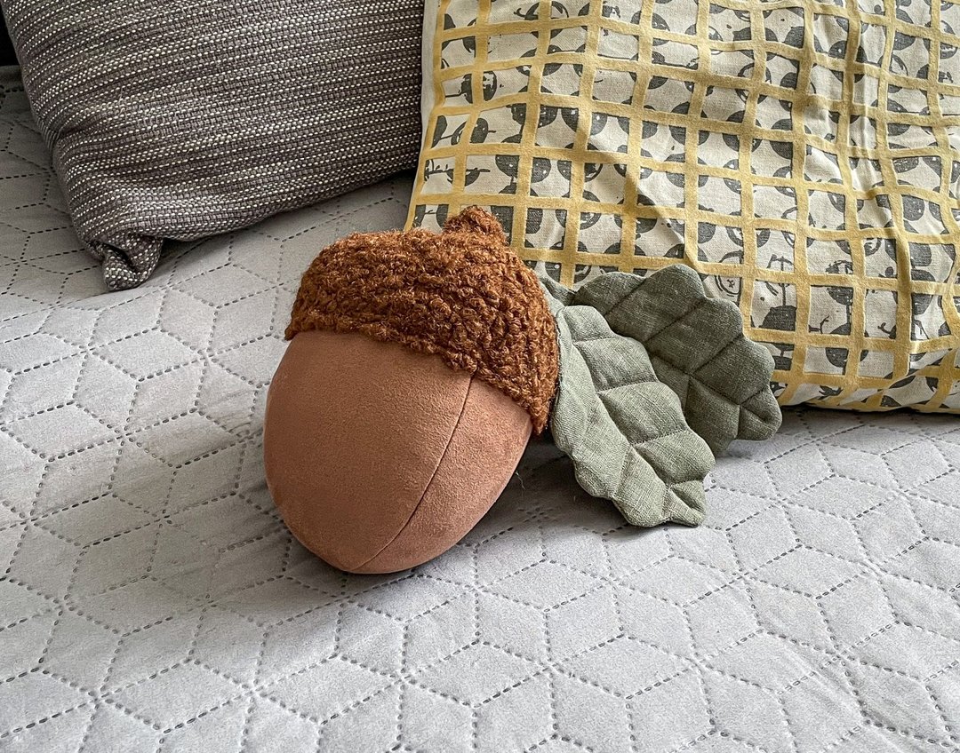 Acorn pillow, Woodland nursery decorative pillow, Pillow fall decor, Acorn plush - 玩具 - 环保材料 咖啡色