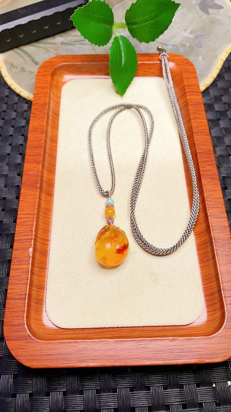 原创手工定制天然琥珀钱袋吊坠 色泽油润 规格20.2×16×13 - 项链 - 水晶 