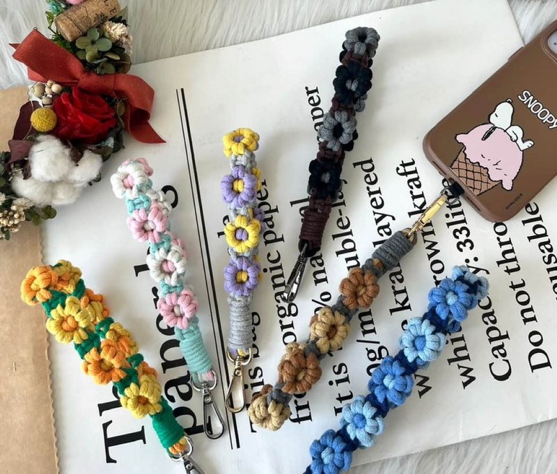 Macrame编织手机带/手腕带/吊饰  赠挂片 - 钥匙链/钥匙包 - 棉．麻 