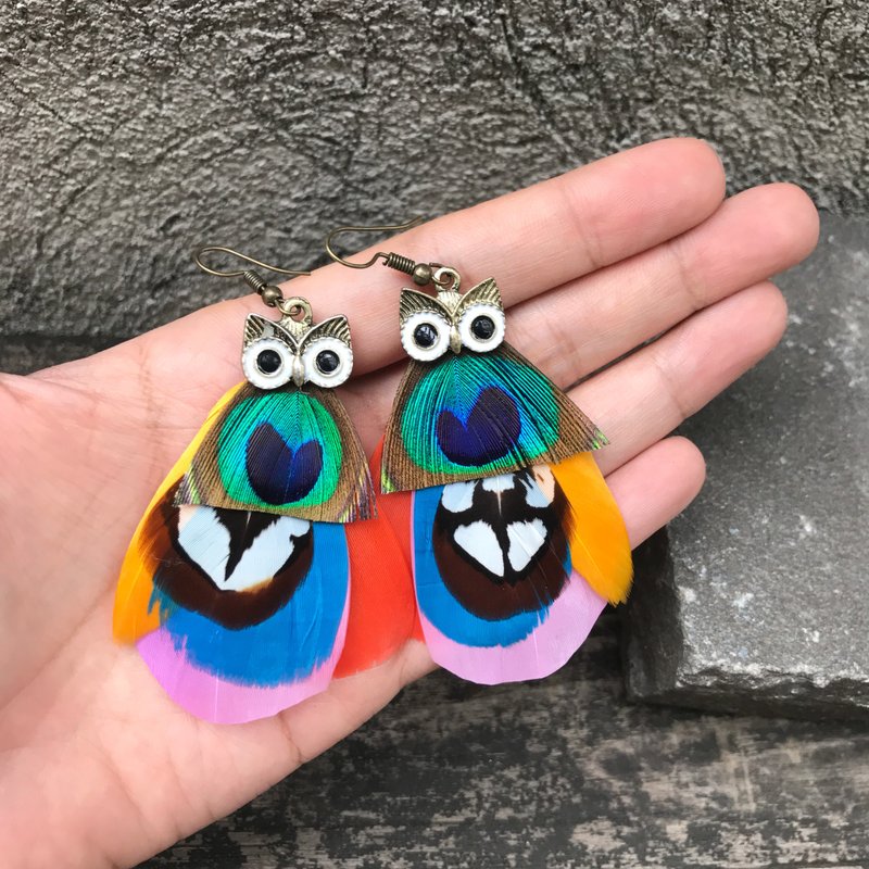 Colorful peacock feather earrings , Owl earrings , Bird Earrings, Summer earring - 耳环/耳夹 - 羽绒 多色