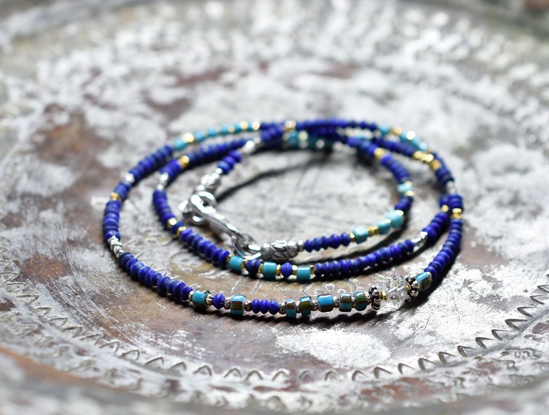 缀 Turquoise Blue White Heart 与 Herkimer Diamond、Lapis Lazuli、Karen Silver、Turquoise 的纤细项链 - 项链 - 宝石 蓝色