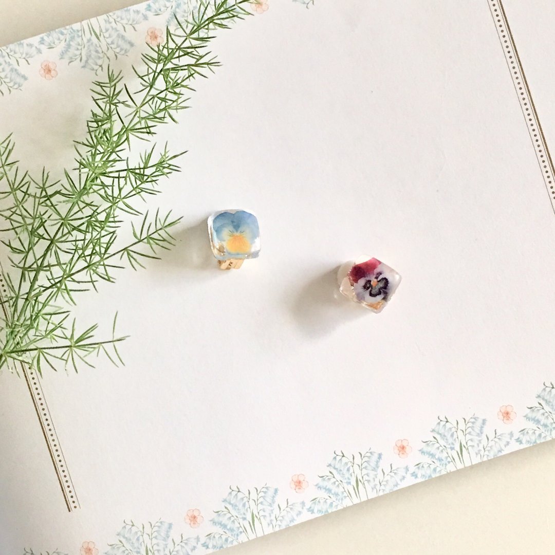 Square earrings of pansies No.1 - 耳环/耳夹 - 树脂 多色