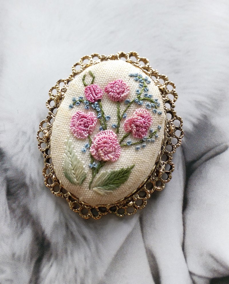 【西洋古董饰品】刺绣 典雅 篓空框 别针 - 徽章/别针 - 其他金属 金色