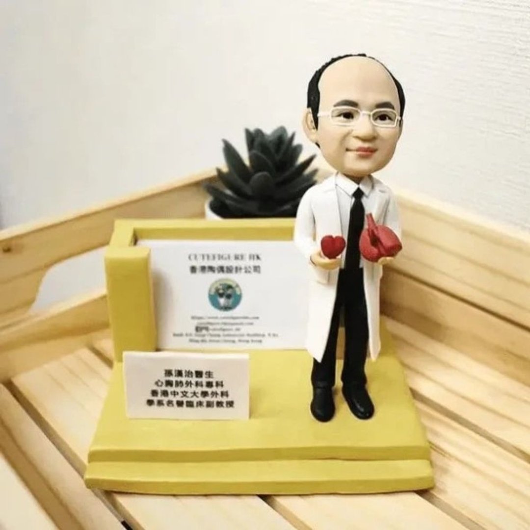 【专业诊所卡片座】仿真医生公仔办公桌摆件 医疗从业者礼品 - 陶艺 - 陶 多色