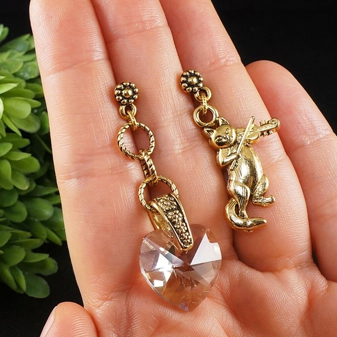 Cat Playing Violin Earrings Swarovski Crystal Heart Golden Asymmetric Earrings - 耳环/耳夹 - 水晶 金色