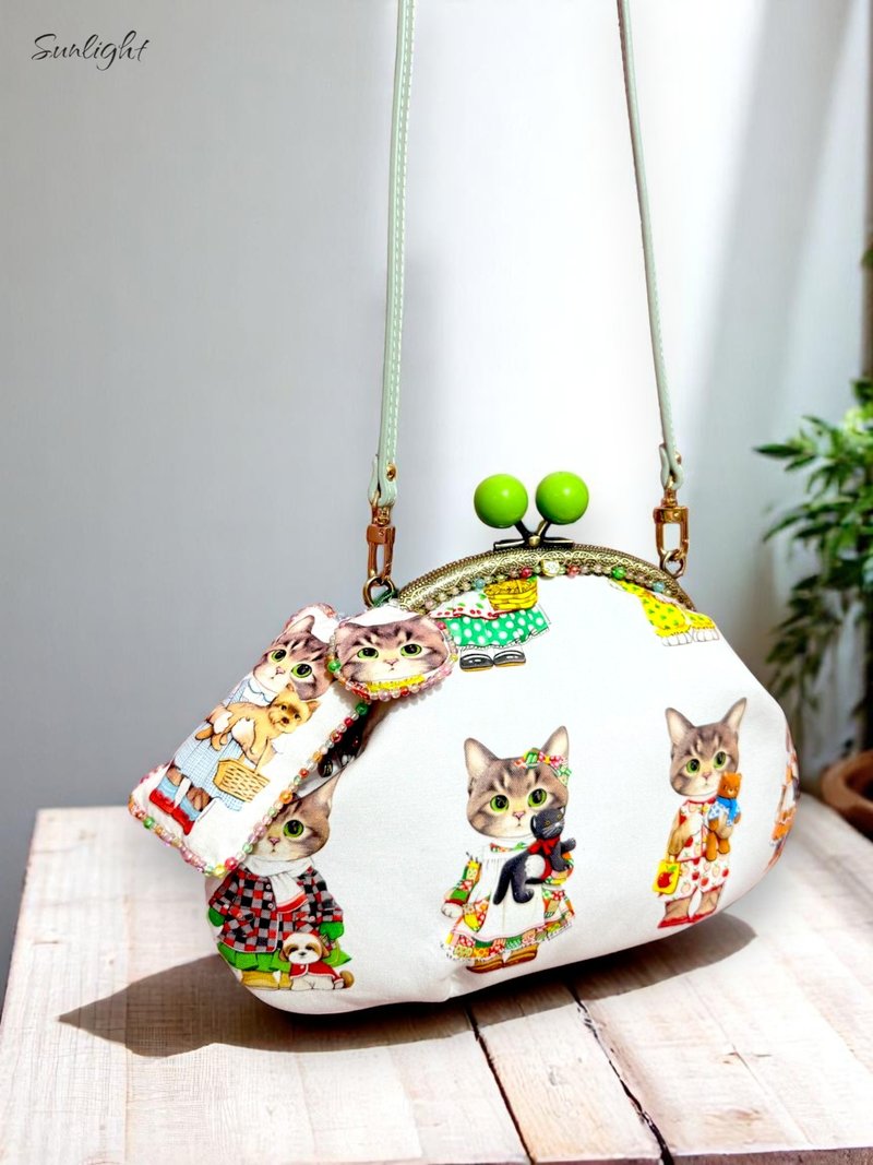 日光小巷手做 可爱百变小喵喵猫咪大口金包 斜背包 化妆包 万用包 - 侧背包/斜挎包 - 棉．麻 