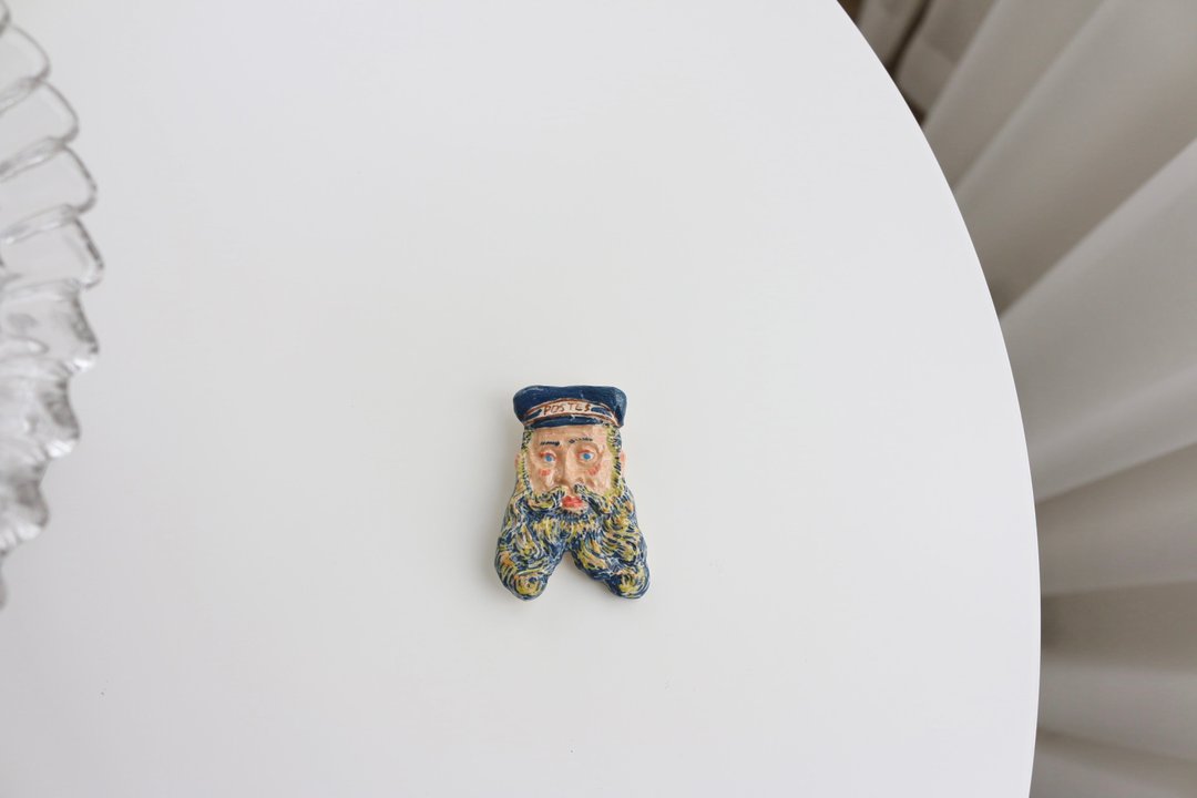 Ceramic Post-man Brooch / Magnet - 胸针 - 陶 蓝色