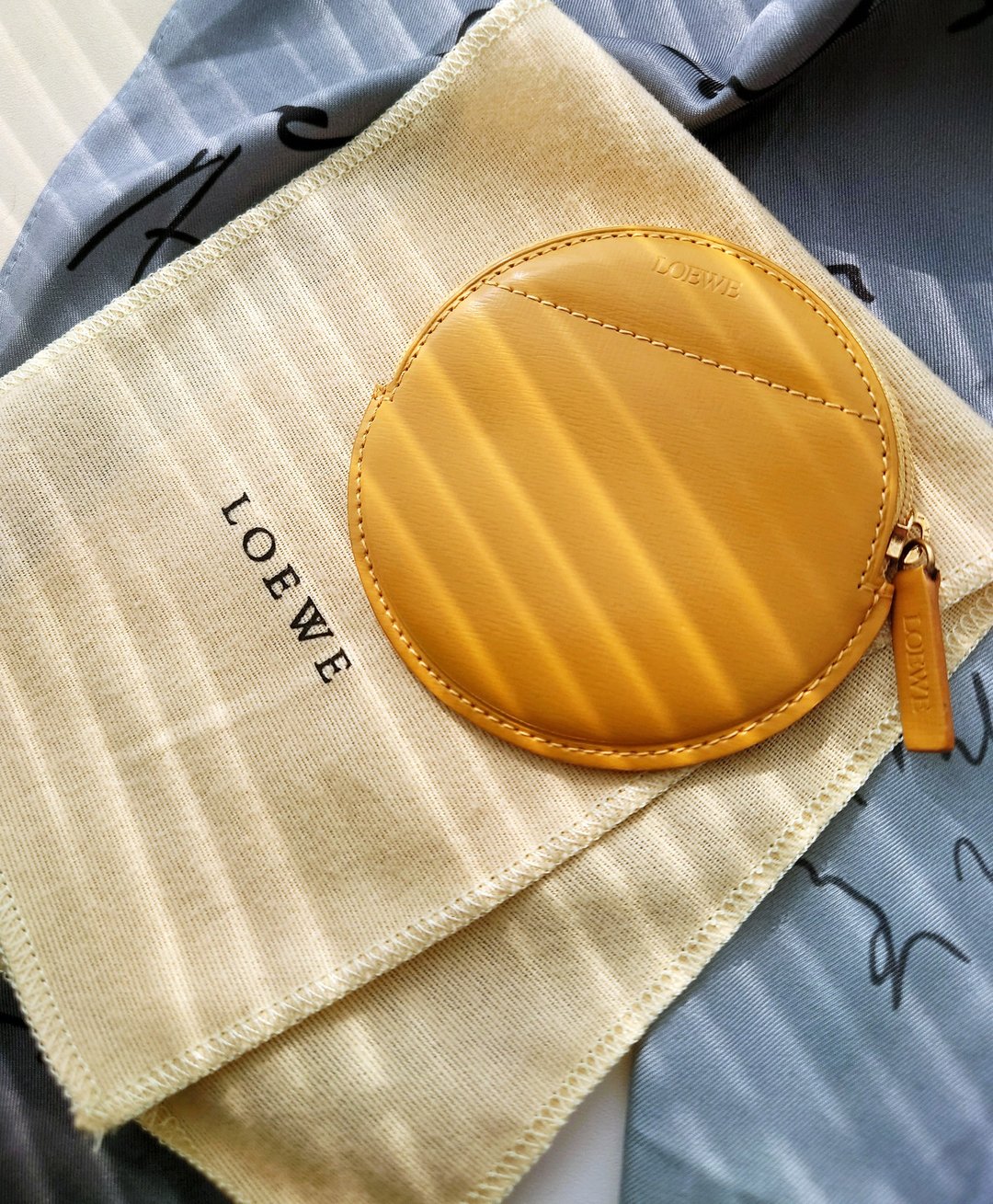中古孤品 Loewe 圆饼干小收纳包 钱包零钱夹 零钱包散银包 散纸包 - 皮夹/钱包 - 真皮 黄色
