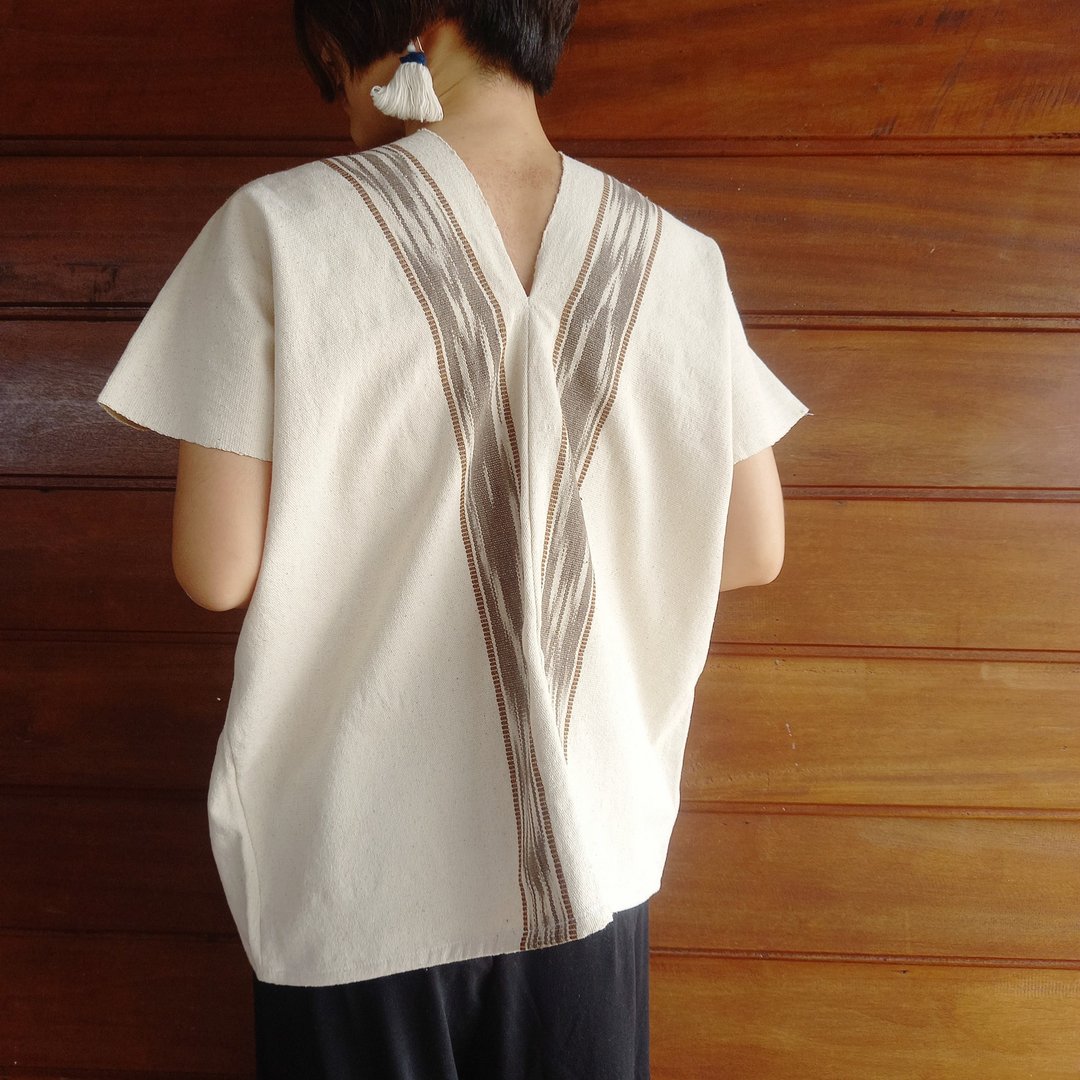 Thai plant dyeing &amp; hand-woven tops / Natural white Long length / Karen / Cotton / ikat - 女装上衣 - 棉 白色