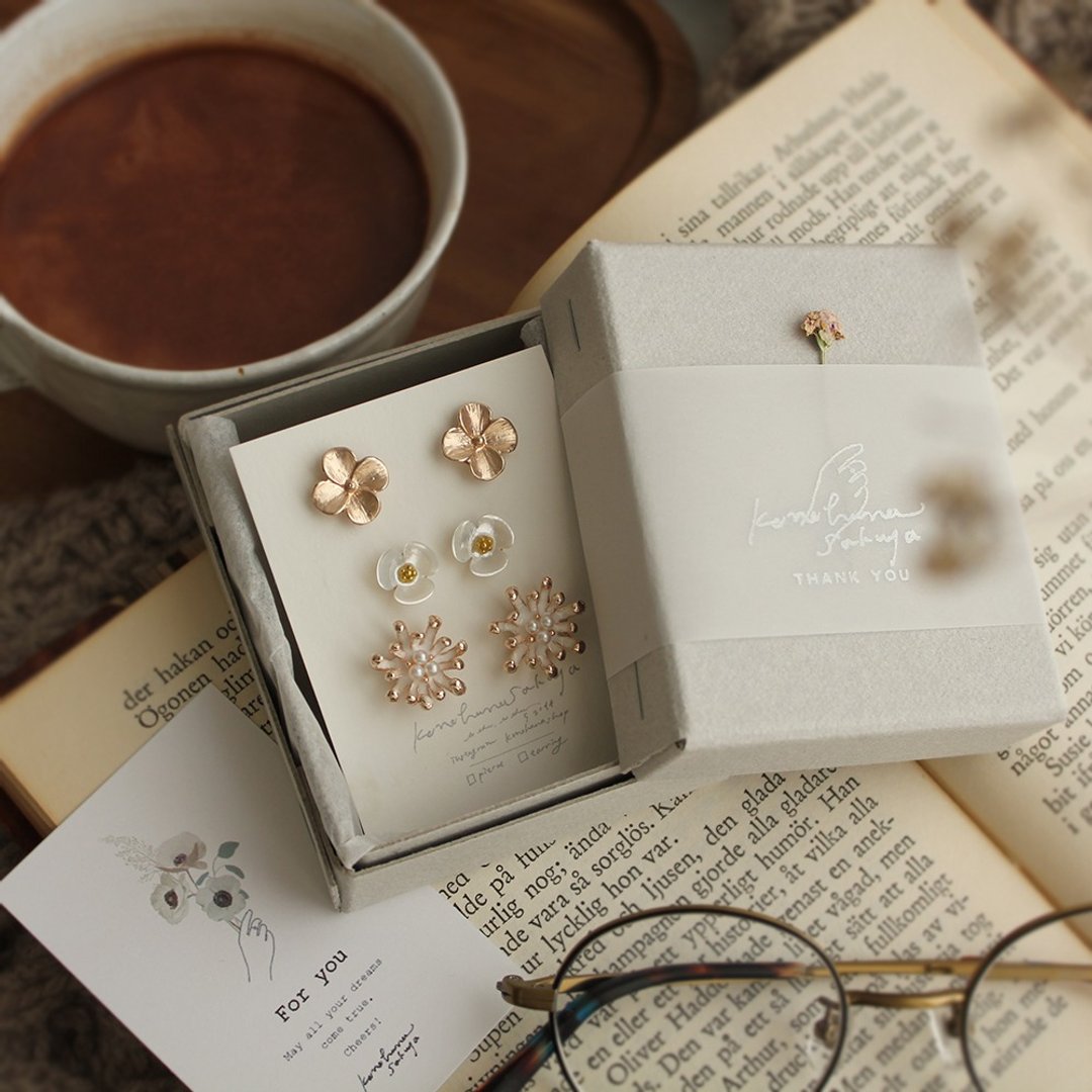 3 stud delicate snow flower earrings,14kgf,pierce,wedding,party - 耳环/耳夹 - 其他金属 金色