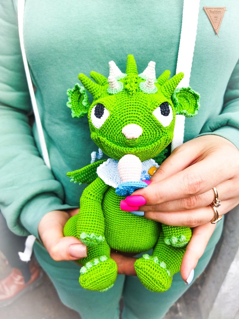 带奶嘴的龙宝宝。 绿色宝贝龙玩具amigurumi钩编。 可爱的娃娃 - 玩具/玩偶 - 棉．麻 绿色