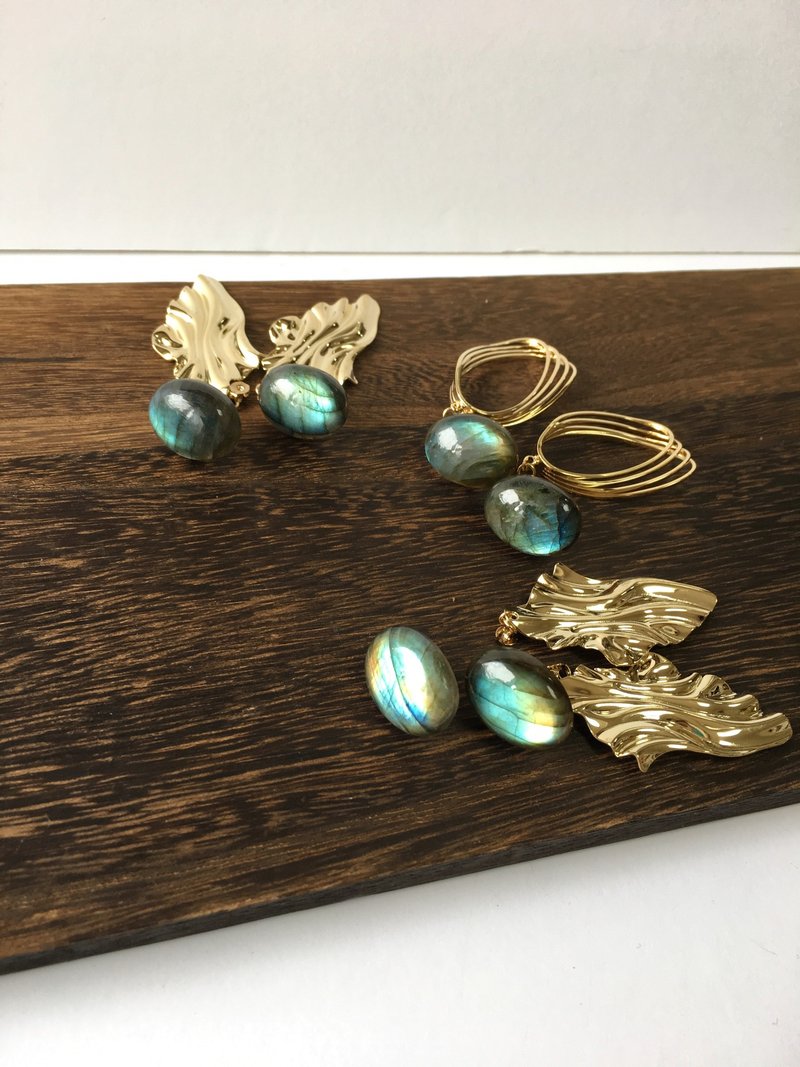 Labradorite and Back motif stud-earring SV925 - 耳环/耳夹 - 石头 蓝色