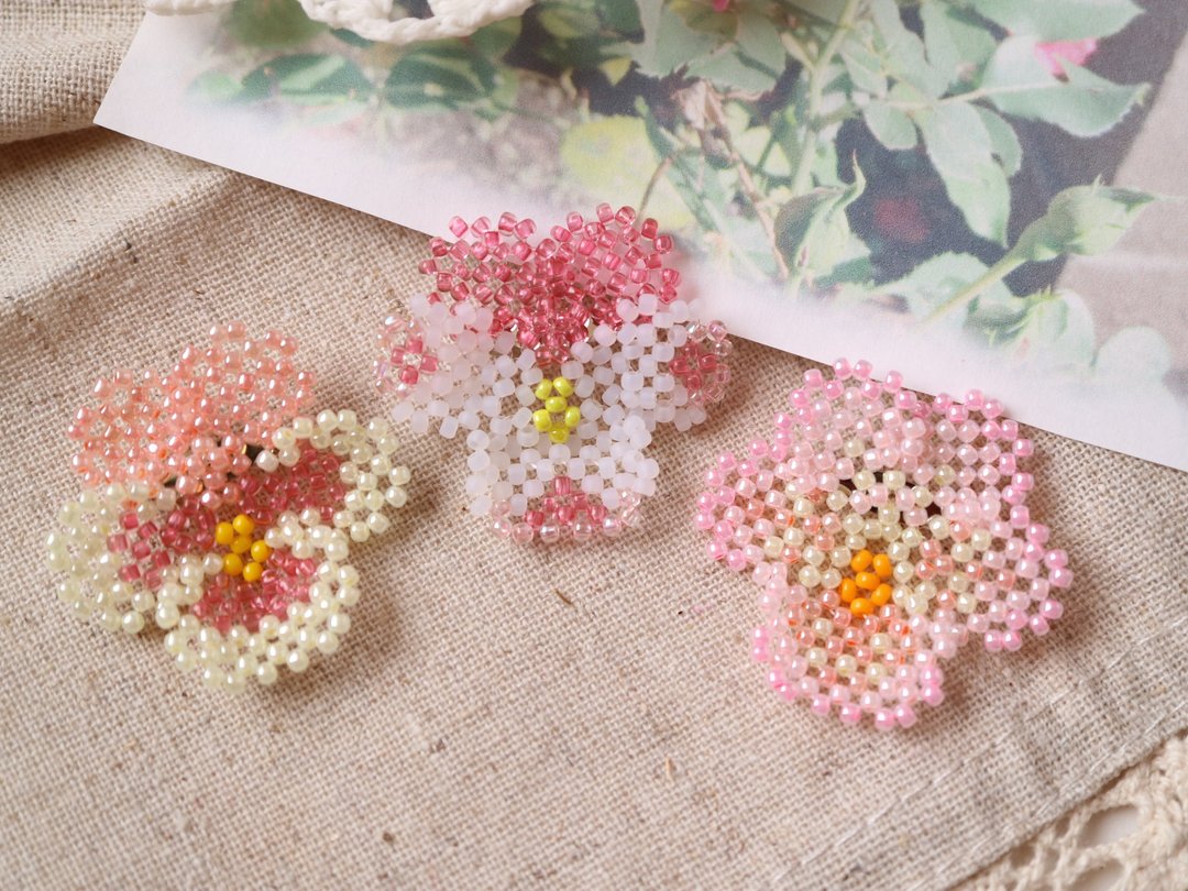 Pansy brooch Pink delicate lace viola violet violet three color violet three color violet pink yellow yellow cute - 胸针 - 玻璃 粉红色