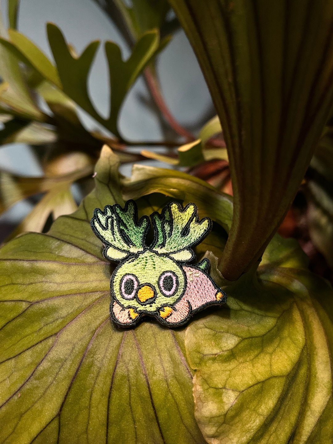 躲猫猫鹿刺绣徽章 亚猴鹿角蕨别针 观叶植物 疗愈 植物插画 让植 - 徽章/别针 - 绣线 绿色