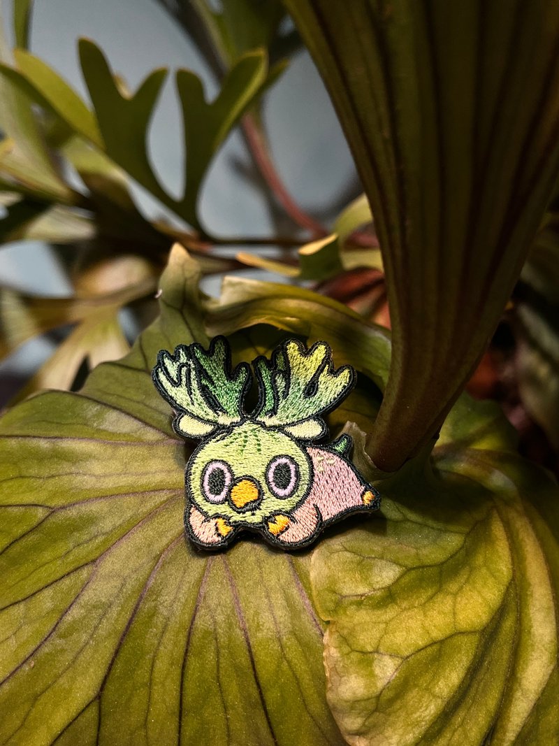 躲猫猫鹿刺绣徽章 亚猴鹿角蕨别针 观叶植物 疗愈 植物插画 让植 - 徽章/别针 - 绣线 绿色