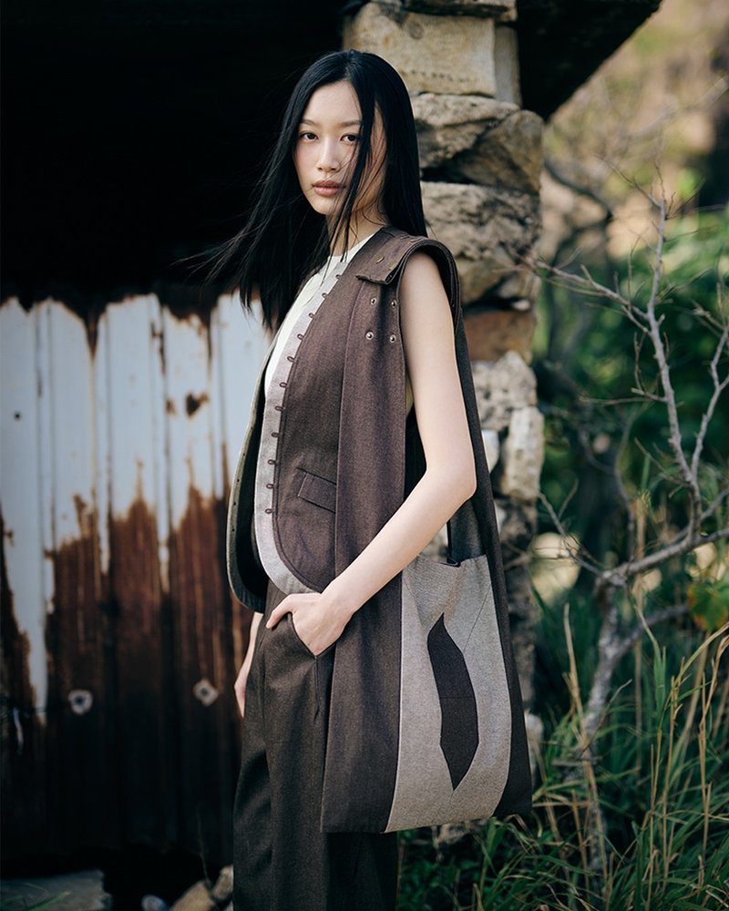 WHY 六角形破幅 蓝色 / 啡色 牛仔斜背包 侧背包 - 侧背包/斜挎包 - 棉．麻 咖啡色