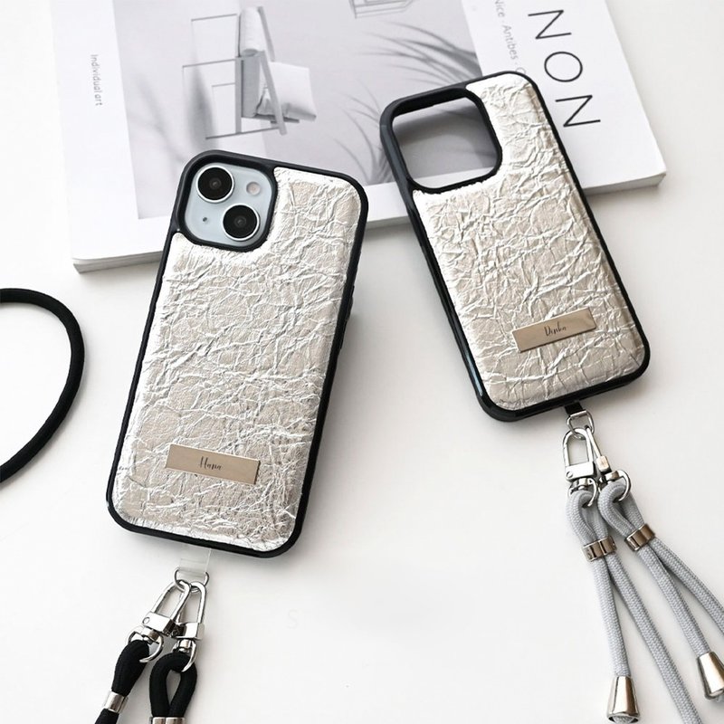 【 压皱银色 手机壳 烫字铭牌 】 手机斜背带 手机壳 金属质感 附配件 JE21U - 手机壳/手机套 - 真皮 银色