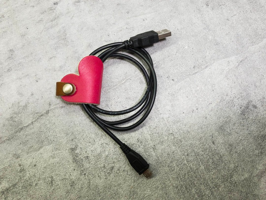 ONES ONES Red heart swaying at the chest Ones heart cord reel Earphone storage OHC-RB - 卷线器/电线收纳 - 真皮 红色