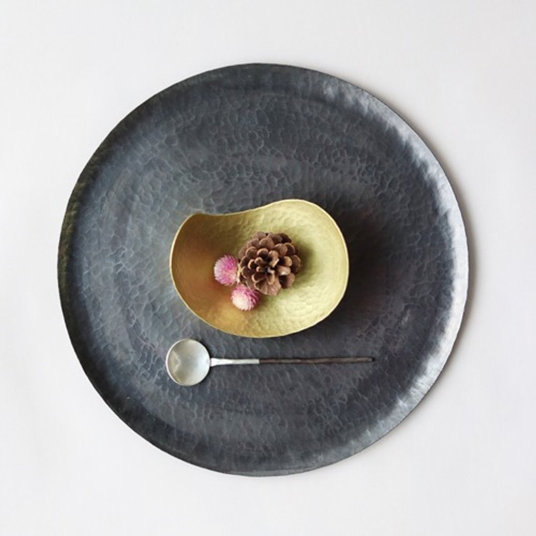 Hammer pattern magatama dish deep type - 浅碟/小碟子 - 铜/黄铜 金色