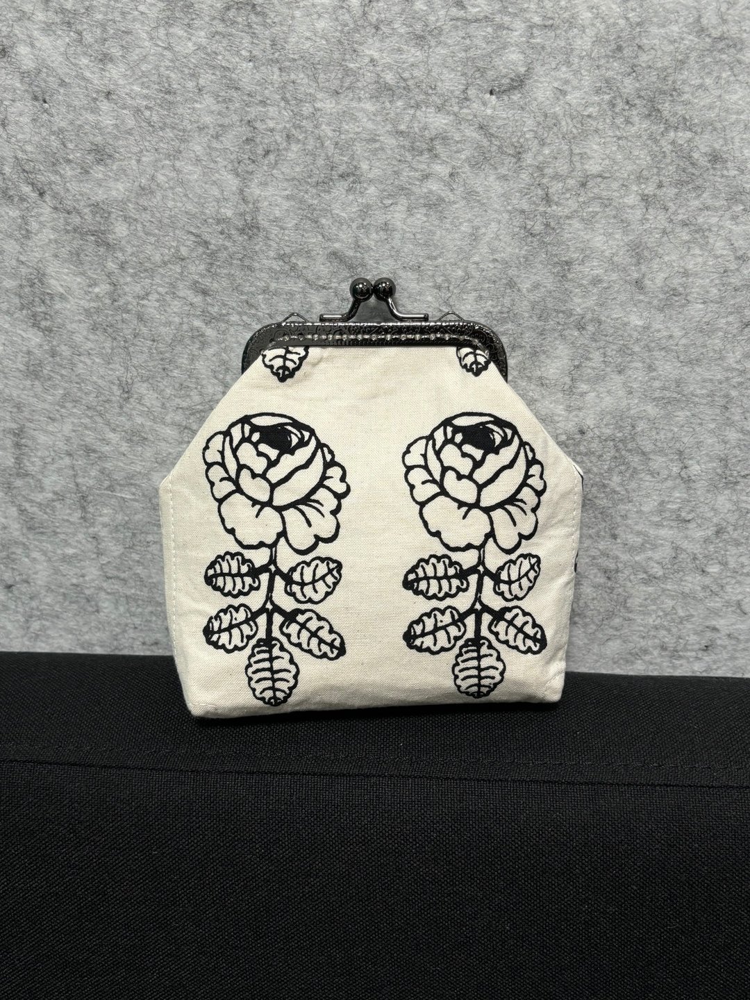 MBC 人手制 Marimekko 8cm 方形框 口金包 散纸包 黑框玫瑰花 - 侧背包/斜挎包 - 棉．麻 黑色