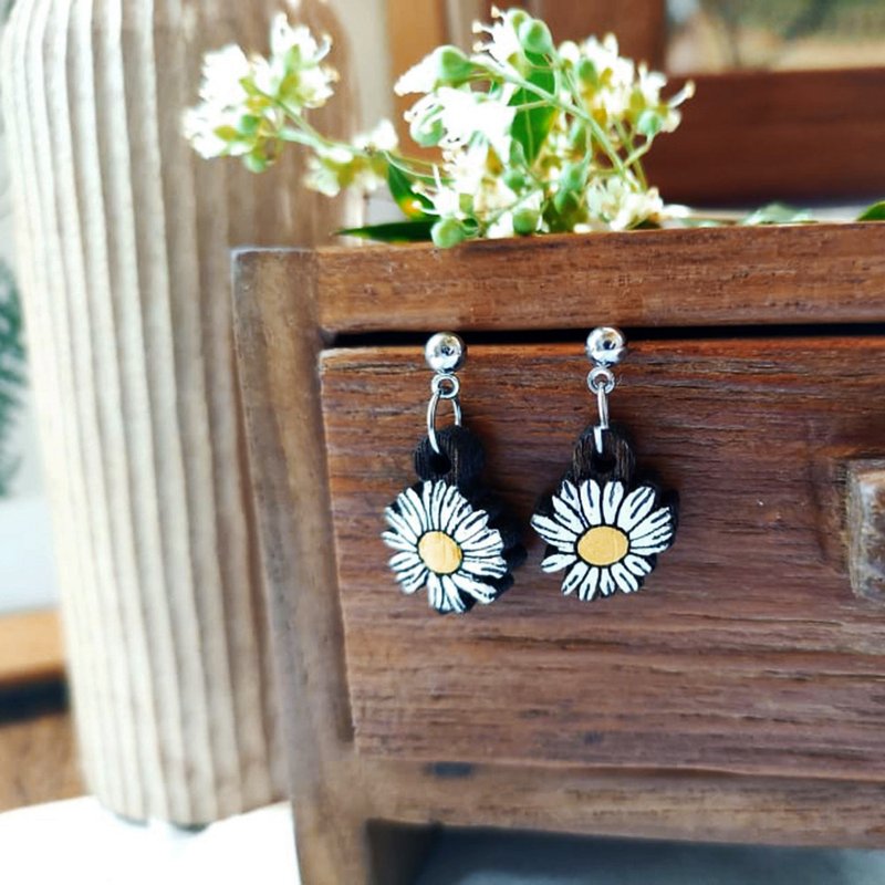Wooden dangle earring daisy - 耳环/耳夹 - 木头 白色